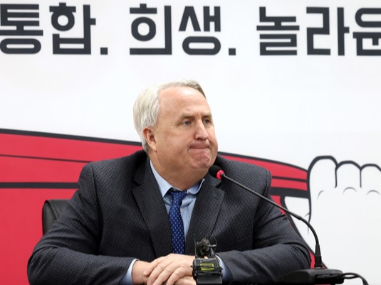 ▲ 인요한 국민의힘 혁신위원장이 30일 오전 서울 여의도 국민의힘 당사에서 열린 '국민과 함께 혁신위원회 제11차 전체회의'에 참석해 있다. 사진=뉴시스