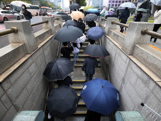 ▲ ▲ 가을비가 내리는 19일 오전 서울 중구 시청역 인근에서 시민들이 출근길 발걸음을 재촉하고 있다. 2023.10.19. 사진=뉴시스