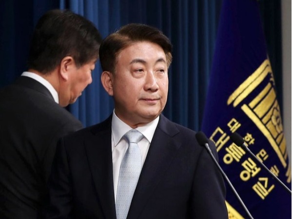 ▲ ▲ 방송통신위원장으로 지명된 이동관 대통령실 대외협력특별보좌관이 28일 서울 용산 대통령실 청사에서 소감을 밝히기 위해 단상으로 향하고 있다. 사진=뉴시스