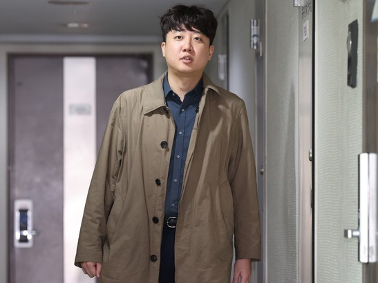 ▲ 이준석 전 국민의힘 대표가 1일 오후 서울 종로구 김종인 전 국민의힘 비상대책위원장 사무실로 향하고 있다. 사진=뉴시스