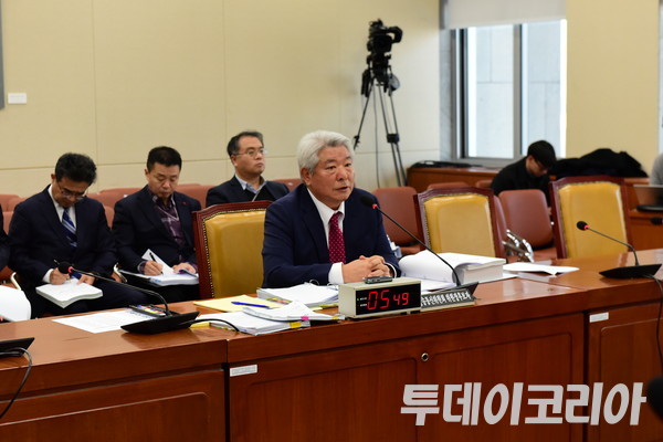 ▲ 27일 김홍일 방송통신위원장 후보자가 국회에서 열린 인사청문회에서 질의에 응답하고 있다. 사진=진민석 기자