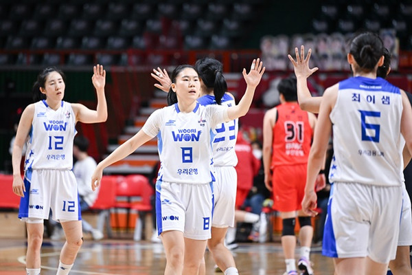 ▲ 28일 부산 사직체육관에서 열린 ‘우리은행 우리WON 2023-2024 여자프로농구’ 경기에서 아산 우리은행이 부산 BNK 썸과의 원정경기에서 59-56 으로 승리해 팀 통산 500승을 달성했다. 사진=WKBL