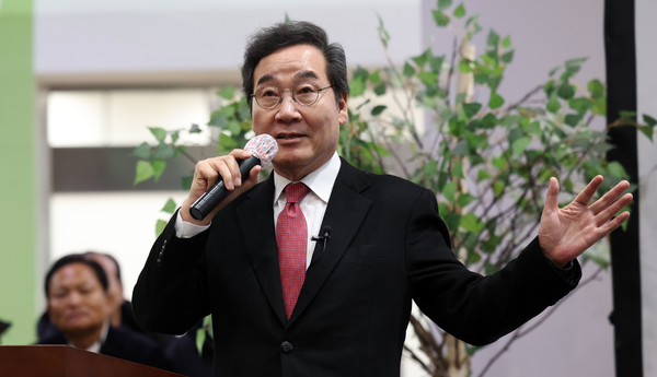 ▲ 이낙연 전 총리가 28일 경기 고양시 덕양행신종합사회복지관에서 열린 최성 전 고양시장 북콘서트에 참석해 축사를 하고 있다. 사진=뉴시스