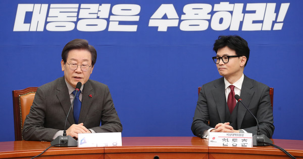 ▲ 이재명 더불어민주당 대표가 29일 오후 서울 여의도 국회 민주당 대표실을 예방한 한동훈 국민의힘 비상대책위원장과 환담을 나누고 있다.(공동취재사진) 사진=뉴시스