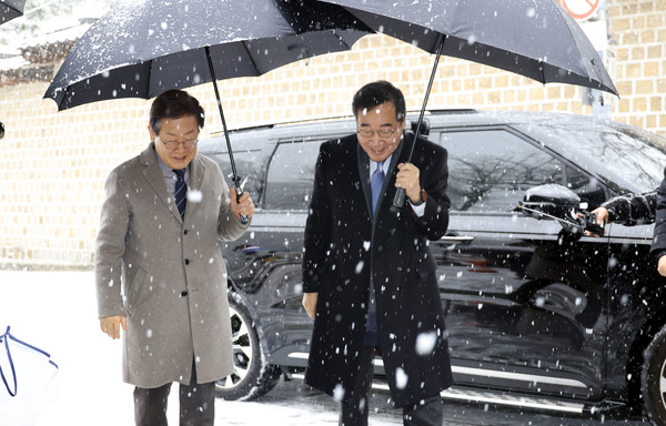 ▲ 이재명 더불어민주당 대표와 이낙연 전 대표가 30일 오전 서울 중구의 한 식당으로 들어가고 있다. 이날 먼저 도착한 이재명 대표가 이 전 대표를 식당 밖에서 기다린 뒤 같이 입장했다. 사진=뉴시스