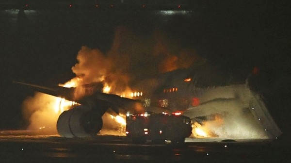 ▲ 2일(현지시각) 일본 도쿄 하네다 공항 활주로에 착륙하던 일본항공(JAL) 561 항공기가 불길에 휩싸여 있다. 사진=뉴시스/AP