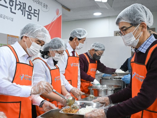▲ 노숙인 무료급식 배식 봉사에 참여한 김현기 의장. 사진=서울시의회