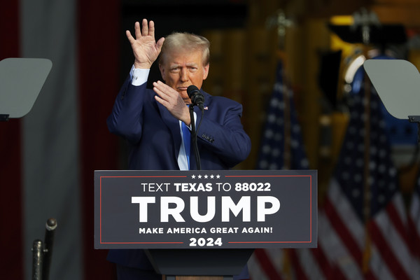 ▲ 도널드 트럼프 전 미국 대통령이 2일(현지시각) 텍사스주 휴스턴의 트렌드세터 엔지니어링 앞에서 선거 유세하면서 제스처를 취하고 있다. 이날 트럼프 지지자들은 "미국을 다시 위대하게"라고 적힌 손팻말을 들고 그의 연설에 환호했다. 2023.11.03. 사진=뉴시스
