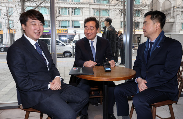 ▲ 더불어민주당을 탈당한 이낙연 전 대표와 미래대연합 창당을 선언한 김종민 의원, 이준석 개혁신당(가칭) 정강정책위원장이 14일 서울 영등포구 여의도 한 카페에서 티타임 회동을 하고 있다. 2024.01.14. 사진=뉴시스
