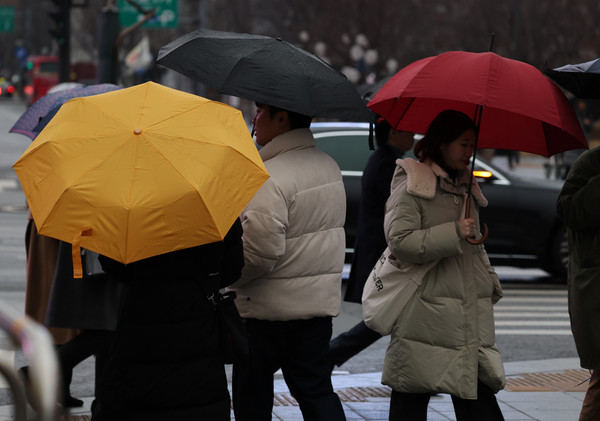 ▲ 전국 대부분 지역에 눈과 비가 내린 14일 오전 서울 종로구 광화문 광장에서 우산을 쓴 사람들이 걸어가고 있다. 2024.01.14. 사진=뉴시스
