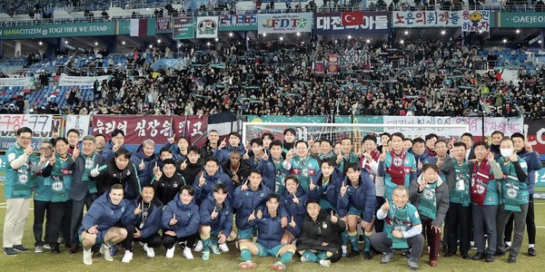 ▲ 하나원큐 K1리그 2023 홈 개막전 승리를 기념하고 있는 대전하나시티즌 선수단. 사진=하나금융그룹
