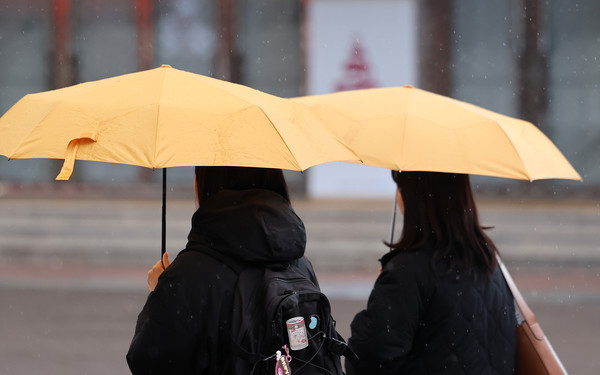 ▲ 비가 내리는 18일 대구 중구 동성로에서 시민들이 우산을 쓰고 이동하고 있다. 사진=뉴시스
