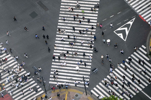 ▲ 시민들이 도쿄 시부야 지구 건널목을 지나가고 있다. 사진=뉴시스