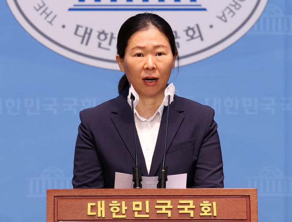 ▲ 권은희 국민의힘 의원이 29일 오전 서울 여의도 국회 소통관에서 국민의힘 탈당 및 의원직 사퇴 기자회견을 하고 있다. 2024.01.29. 사진=뉴시스