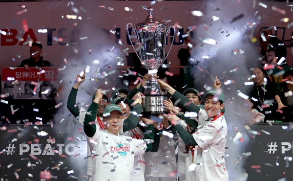 ▲ 우승트로피를 들어올리고 있는 이호성 구단주와 하나카드 하나페이 선수단. 사진=하나카드