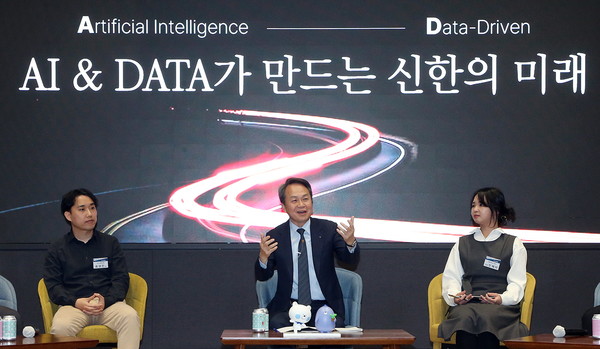 ▲ 진옥동 신한금융그룹 회장이 AI, Data 담당 실무자들과 함께 이야기를 나누고 있다. 사진=신한금융그룹