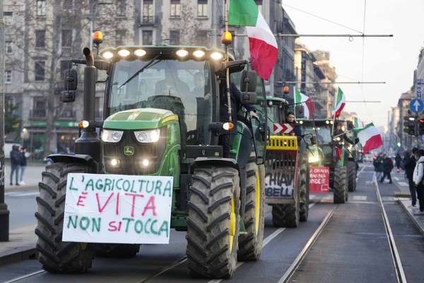 ▲ 1일(현지시각) 이탈리아 밀라노에서 농민들이 구호를 써붙인 트랙터를 몰면서 행진하고 있다. 이탈리아와 유럽 곳곳에서 유럽연합(EU)의 농업정책에 반대하는 시위를 벌이고 있다. 사진=뉴시스