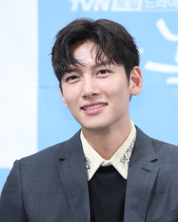 배우 지창욱, 실내 흡연 논란에 “실망드려 죄송”
