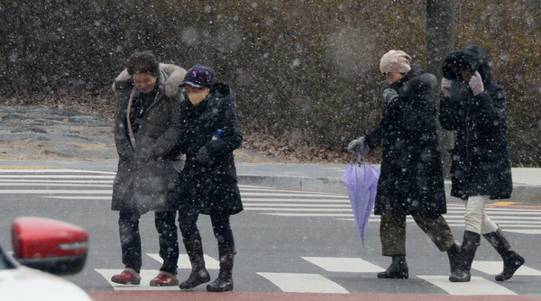 ▲ 쌀쌀한 겨울 날씨가 이어지고 있는 23일 전북 전주시 전주중앙시장 일대에서 시민들이 차가운 바람과 눈을 맞으며 길을 지나고 있다. 2024.01.23. 사진=뉴시스