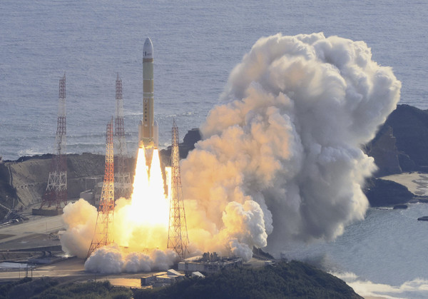 ▲ 17일 일본 가고시마현 다네가시마 우주센터에서 일본의 차세대 로켓 H3 2호기가 이륙하고 있다. 사진=뉴시스
