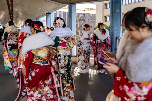▲ 지난달 8일 일본 요코하마에서 전통 의상을 입은 여성들이 성년의 날 행사가 열리는 식장으로 향하고 있다.