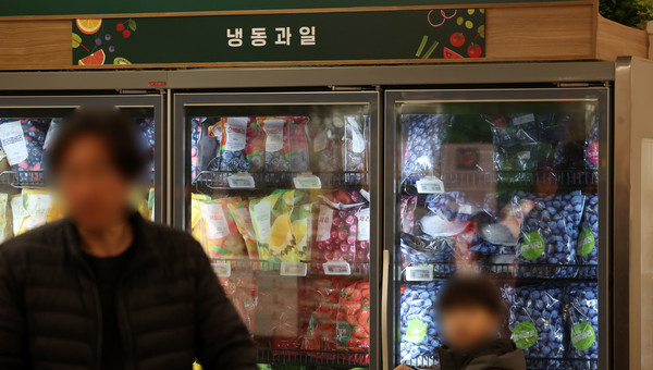 ▲ 지난 18일 서울 소재 대형마트에서 냉동과일이 판매되고 있다. 사진=뉴시스