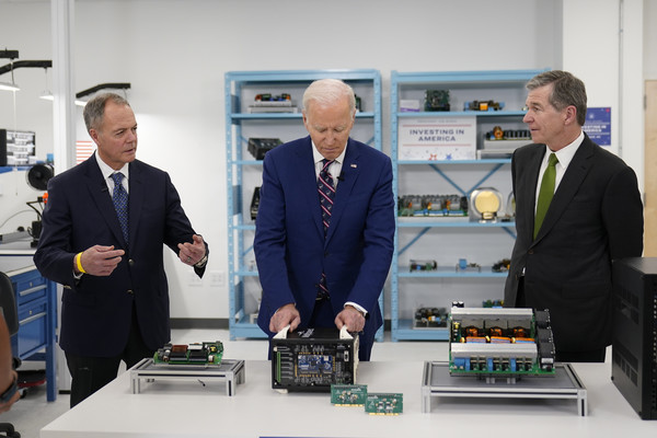 ▲ 조 바이든(가운데) 미국 대통령이 지난해 3월 28일(현지시간) 노스캐롤라이나주 더럼의 반도체 제조업체 울프스피드사를 방문해 시설을 둘러보고 있다.