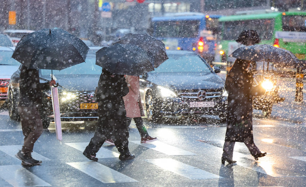 ▲ 5일 오후 서울 중구의 한 거리에서 시민들이 눈을 맞으며 발걸음을 옮기고 있다. 2024.02.05. 사진=뉴시스