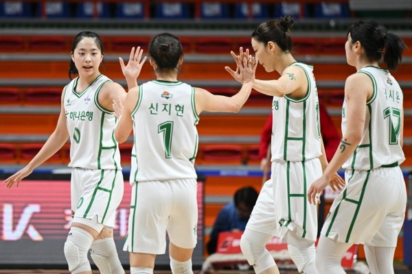 ▲ 지난 22일 부천 하나원큐가 부산 BNK 썸과의 대결에서 승리하며 플레이오프 진출을 확정지었다. 사진=WKBL
