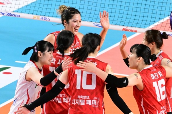 ▲ 야스민을 중심으로 페퍼저축은행 선수들이 뭉치고 있다. 사진=KOVO