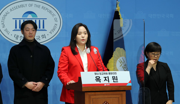▲ 옥지원 국민의힘 중앙위원회 청년분과 부위원장이 30일 오전 서울 여의도 국회 소통관에서 열린 청년최고위원 출마선언 기자회견에서 발언하고 있다. 2023.01.30. 사진=뉴시스