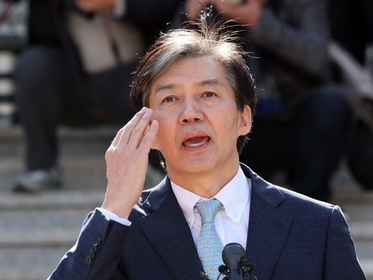 ▲ 조국 전 법무부 장관이 13일 오후 부산 중구 민주공원 민주항쟁기념관 앞에서 기자회견을 열어 창당 계획을 설명하고 있다. 2024.02.13. 사진=뉴시스