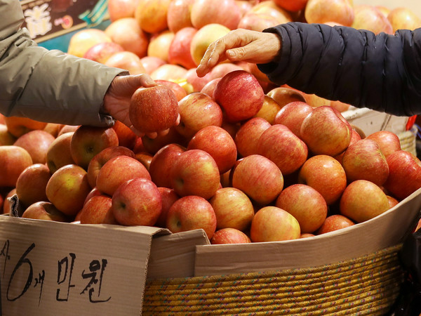 ▲ 서울 동대문구 청량리 청과물 도매시장에서 시민이 사과를 구매하고 있다. 사진=뉴시스