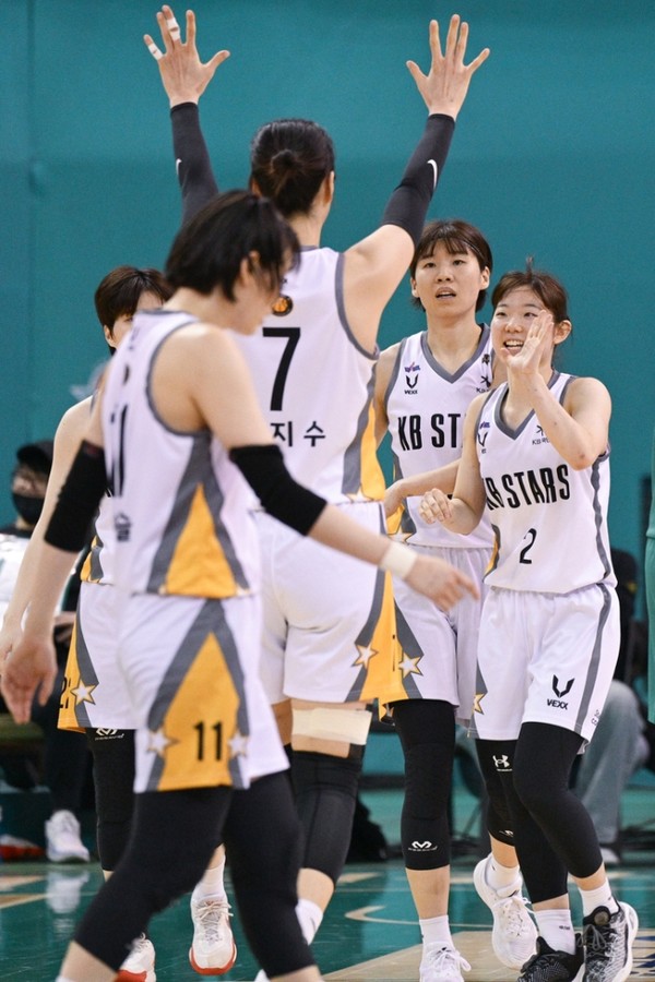 ▲ 챔피언결정전 진출에 기뻐하고 있는 KB스타즈 선수들. 사진=WKBL