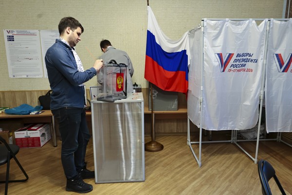 ▲ 15일(현지시간) 러시아 블라디보스토크에서 유권자가 자국 대통령 선거 투표를 하고 있다. 사진=뉴시스