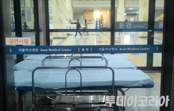 ▲ 정부의 의대 정원 확대 정책에 반발해 전공의들이 파업에 들어간 가운데 23일 저녁 서울 송파구 아산병원에 환자용 침대가 놓여져 있다. 사진=투데이코리아