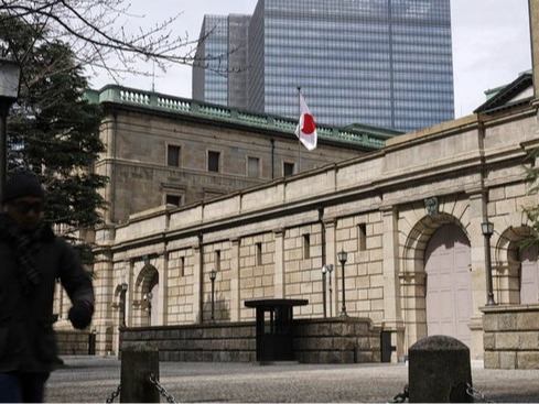 ▲ ▲ 19일 일본은행이 17년 만에 금리를 인상하기로 조치했다. 사진은 같은 날 일본은행 도쿄 본사. 사진=뉴시스
