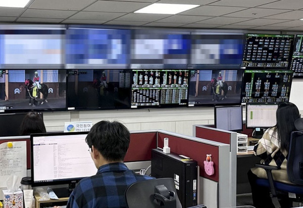 ▲ 한국마사회 직원들이 불법경마 단속을 위해 영상화면을 모니터링하고 있다. 사진=한국마사회