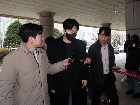 ▲ 음주운전·운전자 바꿔치기 혐의로 재판에 넘겨진 가수 이루(본명 조성현)가 26일 오전 서울 마포구 서울서부지방법원에서 열린 항소심 선고기일에 출서하고 있다. 2024.03.26. 사진=뉴시스