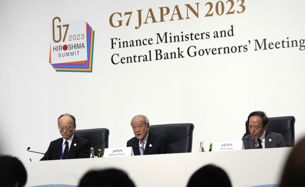 ▲ 스즈키 슌이치 일본 재무상(가운데)과 우에다 가즈오 일본은행 총재(오른쪽)가 13일 일본 니가타에서 열린 G7 재무장관·중앙은행 총재 회의 관련 기자회견을 하고 있다. 2023.05.13. 사진=뉴시스