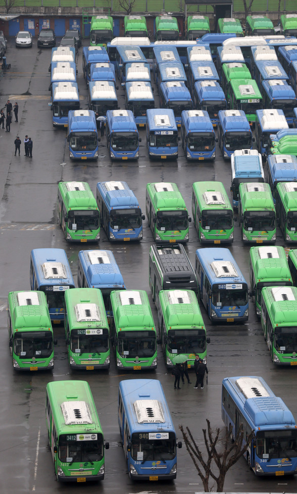 ▲ 서울 시내버스가 노사 협상 결렬로 오전 4시를 기해 12년 만에 총파업에 돌입한 28일 서울 소재 시내버스 차고지에 버스들이 주차돼있다. 사진=뉴시스