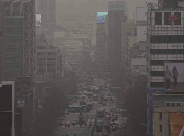 ▲ 전국 대부분의 지역에 황사와 미세먼지의 영향으로 대기질이 나쁜 가운데 29일 서울 도심이 뿌옇게 보이고 있다. 사진=뉴시스