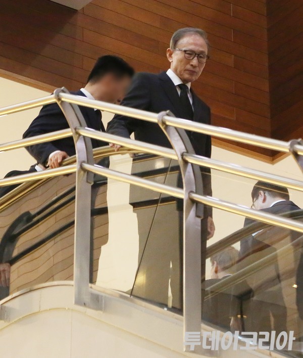 ▲ 이명박 전 대통령이 31일 서울 서대문구 연세대학교 신촌세브란스병원 장례식장에 마련된 고 조석래 효성그룹 명예회장의 빈소를 조문하고 있다. 사진=투데이코리아