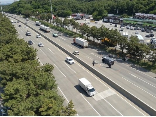 ▲ 자율비행 드론 순찰이 고속도로 정보를 실시간 수집하고 있다. 사진=한국도로공사