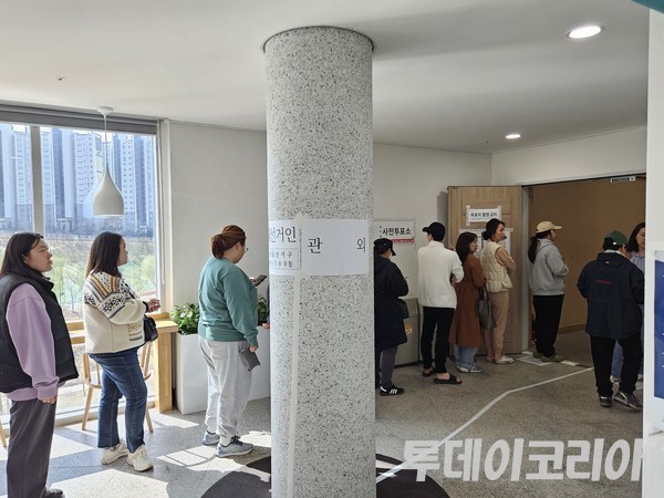 ▲ ▲ 5일 동탄7동 행정복지센터 사전투표소에서 사전투표사무원이 관내·관외 선거인을 나눠 줄을 세우고 있다. 사진=이기봉 기자