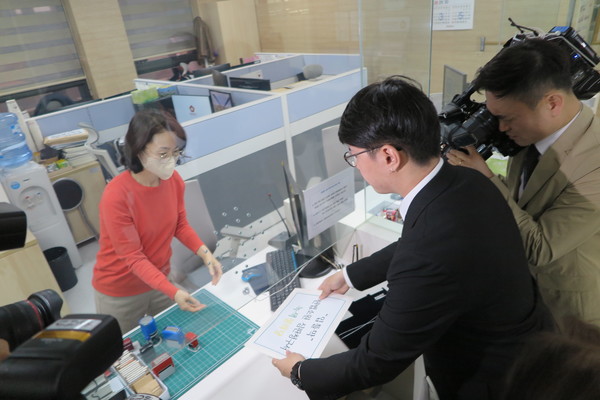 ▲ 녹색정의당 신민기 대전시당 대변인이 9일 서울 종로구 헌법재판소에 한국과학기술원(KAIST) 학위 수여식에서 대통령경호처 요원에게 강제로 퇴장당한 것과 관련해 헌법소원 심판청구서를 제출하고 있다. 사진=녹색정의당