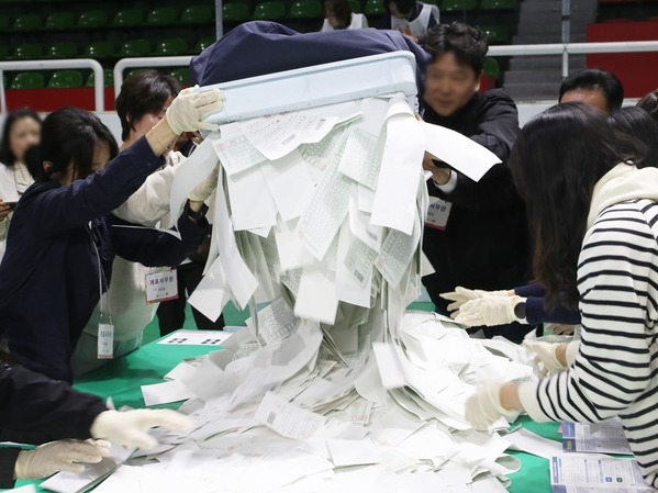 ▲ 22대 국회의원 선거 투표가 종료된 10일 오후 충북 청주시 서원구 사직동 올림픽국민생활관에 마련된 개표소에서 개표사무원들이 투표지 분류 작업을 하고 있다. 2024.04.10. 사진=뉴시스