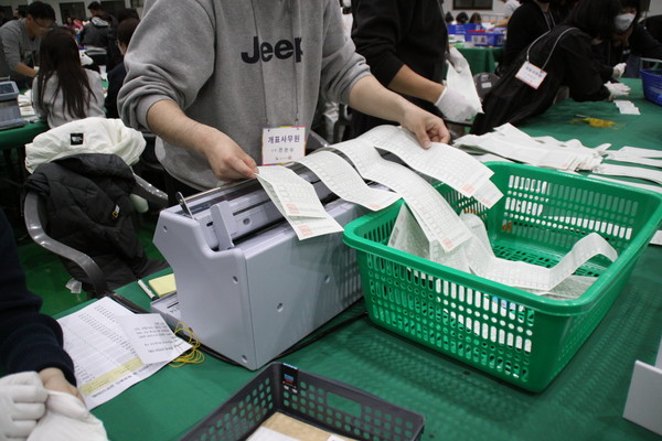 ▲ 제22대 국회의원 선거일인 10일 강원 강릉인라인스케이트장에 마련된 개표소에서 개표 사무원들이 비례대표 투표용지를 수개표 하고 있다. 2024.04.10. 사진=뉴시스