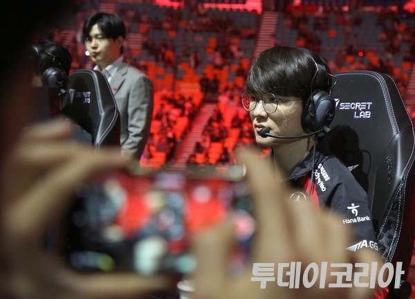 ▲ ▲ T1 페이커 이상혁이 14일 서울 올림픽공원 KSPO 돔에서 열린 2024 LCK 스프링 결승 진출전 경기 시작 전에 장비를 점검하고 있다. 사진=투데이코리아