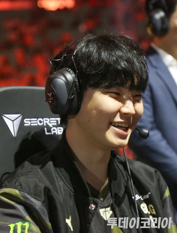  ▲ 젠지 ‘쵸비’ 정지훈이 14일 서울 올림픽공원 KSPO 돔에서 열린 2024 LCK 스프링 결승 진출전 경기 시작 전에 장비를 점검하고 있다. 사진=투데이코리아